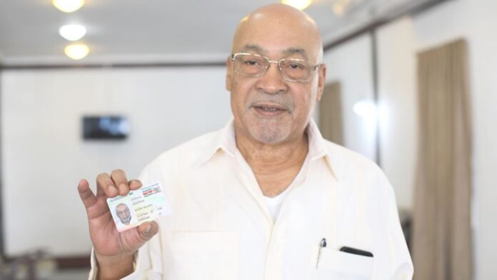 Ook president van Suriname en echtgenote nemen e-ID kaart in ontvangst