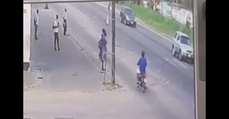 VIDEO: Bromfietser rijdt 3 scholieren in Suriname aan