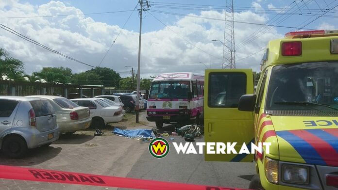 Dode bij aanrijding in Suriname tussen bus, personenauto en bromfiets