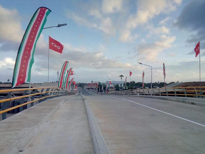 President van Suriname opent brug over Saramacca Kanaal te Beekhuizen