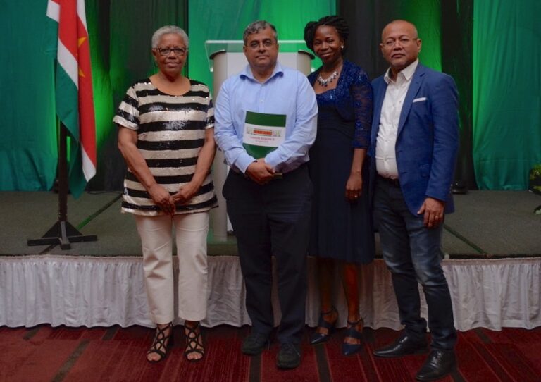 Dekosur wil zesdelige encyclopedie van 1.000 pagina's per deel over geschiedenis Suriname uitbrengen