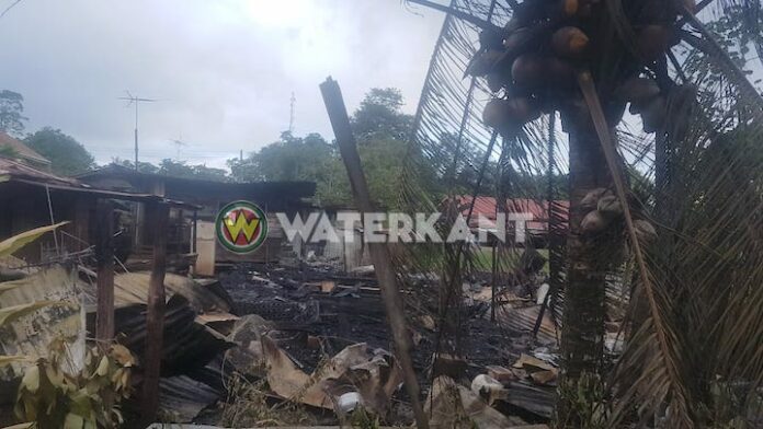 Houten woning compleet afgebrand te Domburg in Suriname