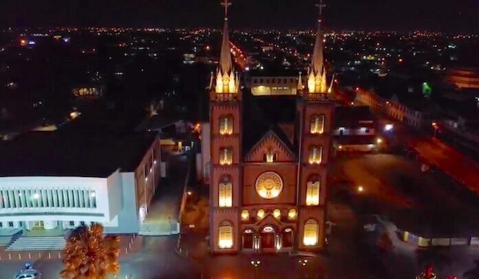VIDEO: Kathedraal in Suriname voorzien van led-verlichting