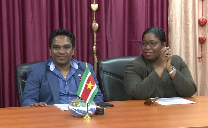 Suriname krijgt speciaal 'One Stop Window' voor burgerzaken Surinamers in diaspora