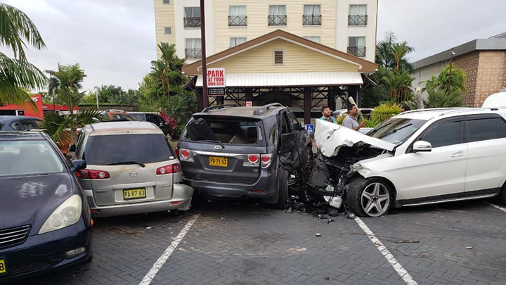Dronken jongeman veroorzaakt enorme schade op parkeerplaats hotel in Suriname