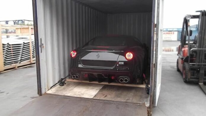 Foto van peperdure Ferrari in container is niet gemaakt op Nieuwe Haven Suriname