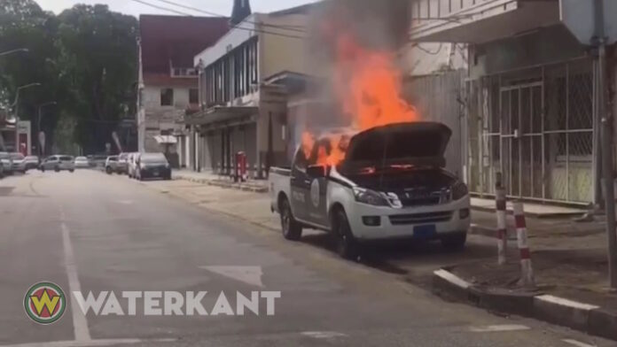 VIDEO: Auto politie Suriname vliegt in brand in binnenstad