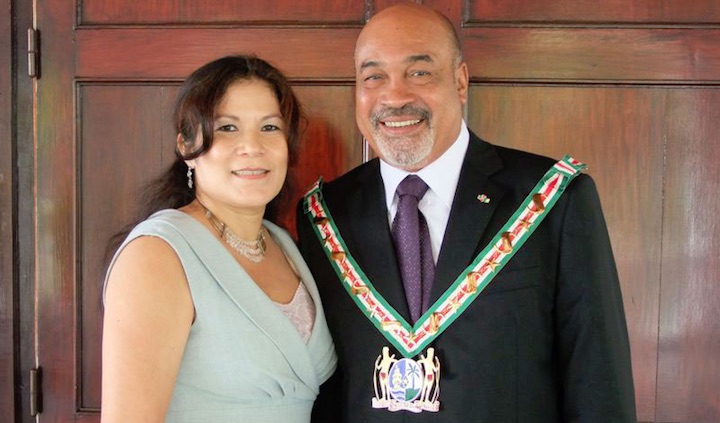 President van Suriname feliciteert zijn 'gudu' op Facebook met haar 58ste verjaardag