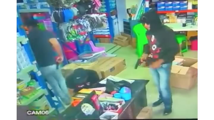 VIDEO: vier mannen plegen gewapende overval op winkel in Suriname