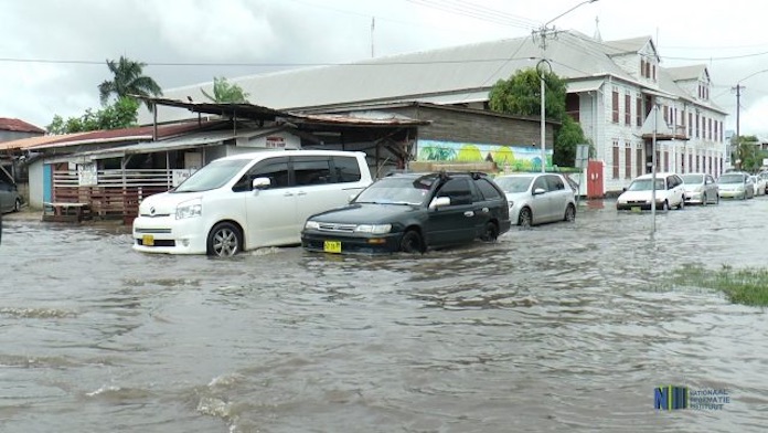 Zware regenval heeft aandacht van ministerie in Suriname