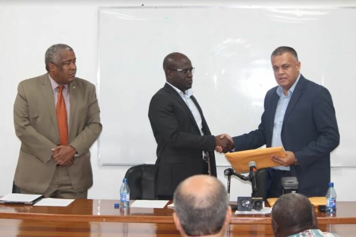 EITI- rapport over de mijnbouwsector in Suriname naar minister NH