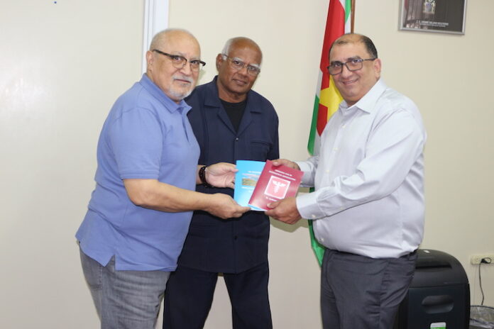 Minister wil Academie voor Acupunctuur opzetten in Suriname