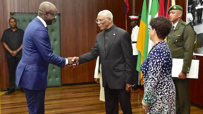Nieuwe ambassadeur van Suriname in Guyana biedt geloofsbrieven aan