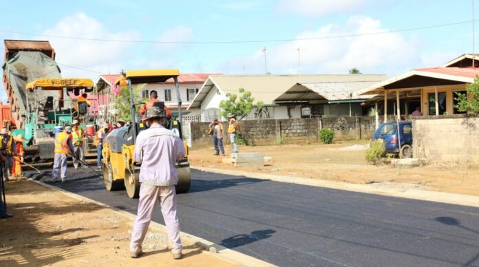 Eerste asfaltlaag voor Mangolaan in Suriname