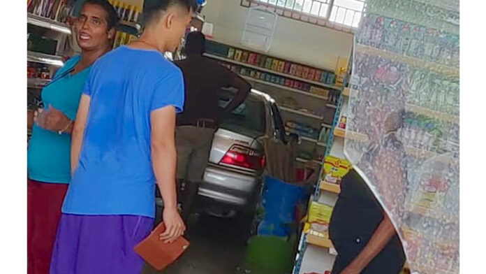 Dronken automobilist rijdt Chinese winkel in Suriname binnen