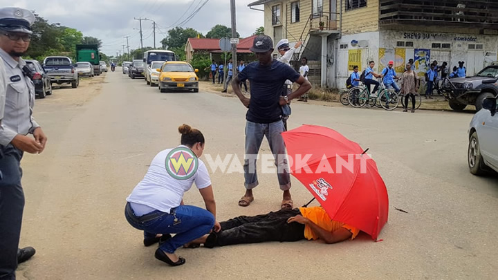 Bromfietser gewond afgevoerd na aanrijding met auto in Suriname