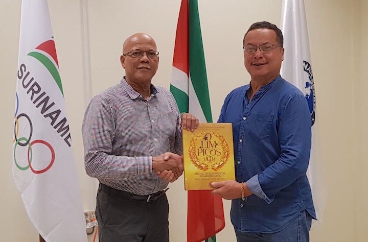 Suriname ontvangt jubileumboek van Zuid-Amerikaanse atletiek federatie CONSUDATLE