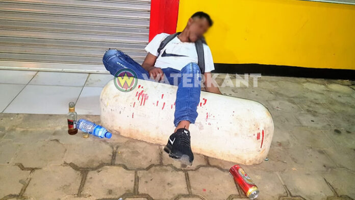 Dronken man slaapt roes uit voor gesloten winkel in Suriname