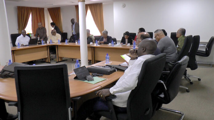 President Bouterse ontvangt ministers op het presidentieel paleis
