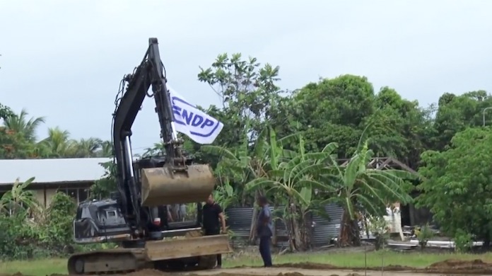 VIDEO: Ruzie om NDP vlag bij aanleg sportveld voor gemeenschap Jarikaba