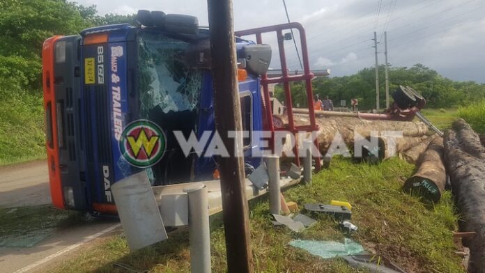 Ongeval met grote houttruck op Afobakaweg in Suriname