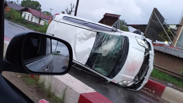 Auto zwaar beschadigd bij eenzijdig ongeval in Suriname