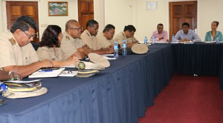 Kennismakingsbezoek tussen dc's en minister Openbare Werken Suriname
