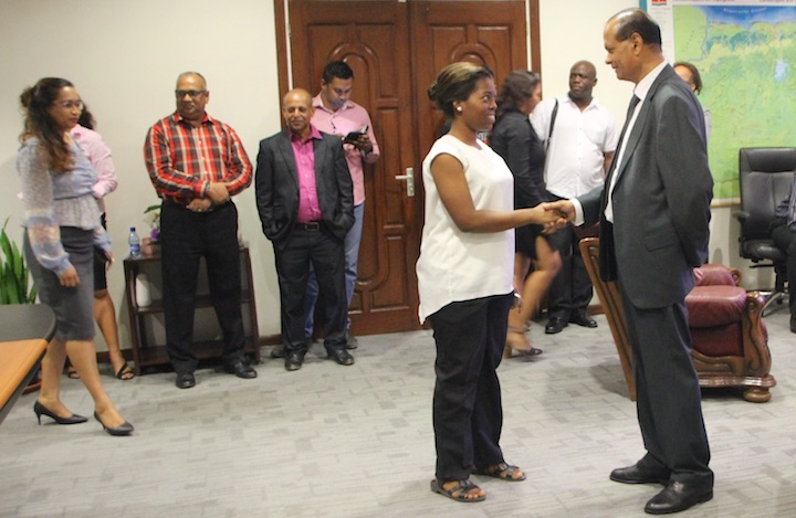Minister Parmessar maakt kennis met personeel van LVV in Suriname
