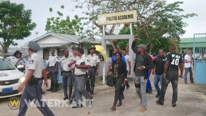 Politiebond Suriname roept spoedvergadering bijeen na werkneerlegging