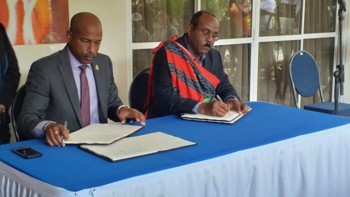 Premier Browne tekent overeenkomst met Caribisch Ontwikkelingsfonds tijdens staatsbezoek in Suriname
