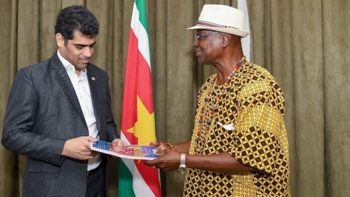 Vice-president Adhin ontvangt fotoverslag herdenkingsdagen in Suriname