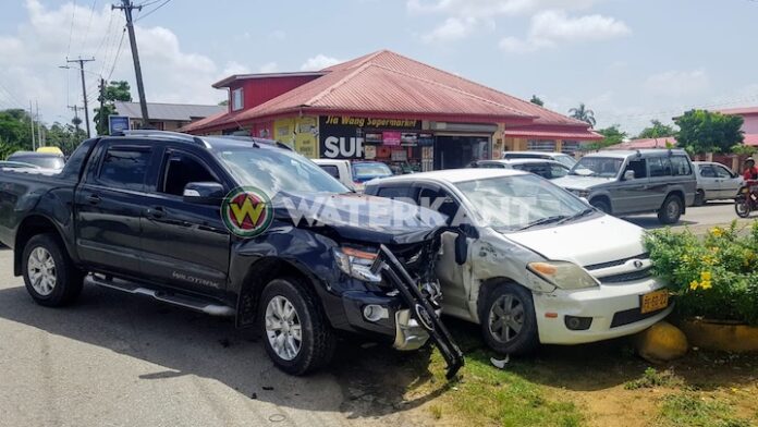 Flinke schade aan voertuigen bij aanrijding vanmorgen in Suriname