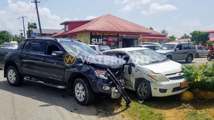Flinke schade aan voertuigen bij aanrijding vanmorgen in Suriname