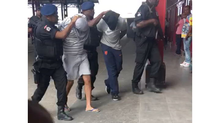 VIDEO: In Suriname aangehouden mannen uitgeleverd aan Nederland