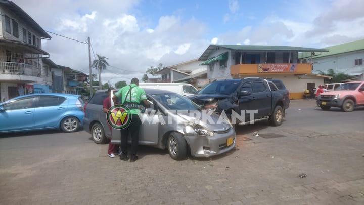 Gewonde bij aanrijding tussen drie auto's in Suriname