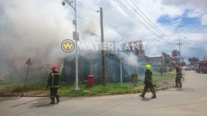 Onbewoond pand in Paramaribo in brand