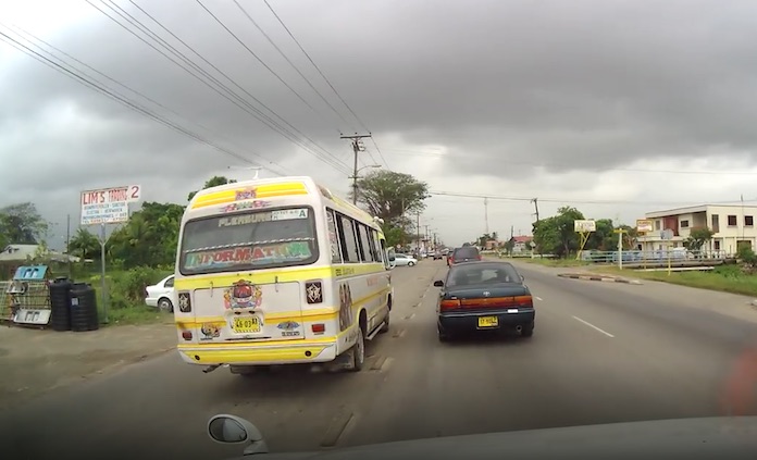 Chauffeur die met PL bus over fietspad Indira Gandhiweg reed vast