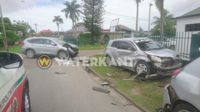 Veel schade bij aanrijding tussen drie voertuigen in Suriname