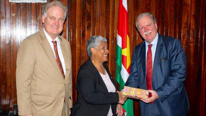 Duitse ambassadeur op bezoek in Suriname bij minister van onderwijs