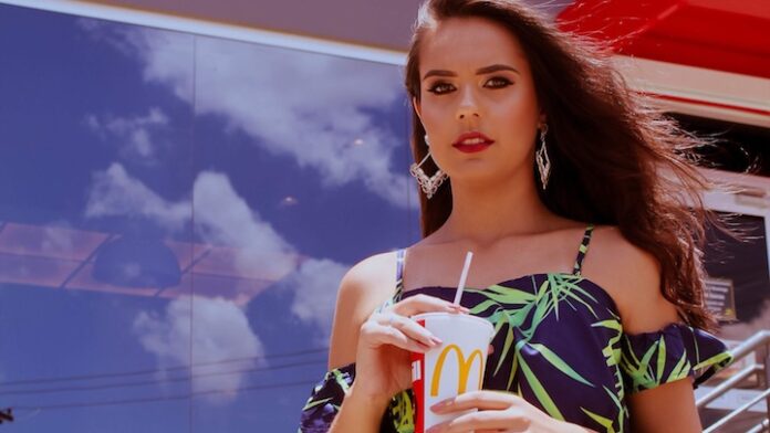 McDonald’s Suriname stopt met automatisch rietjes meegeven