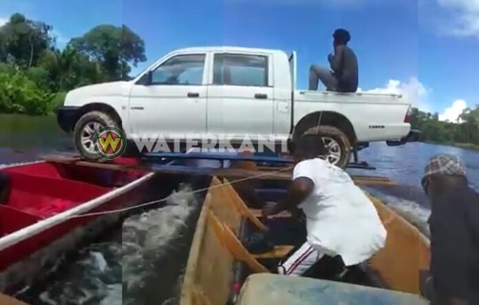 VIDEO: bootjes vervoeren pick-up over rivier in Suriname