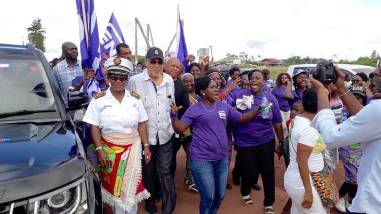 Misbruikt president Suriname asfalteringsproject voor NDP verkiezingspropaganda?