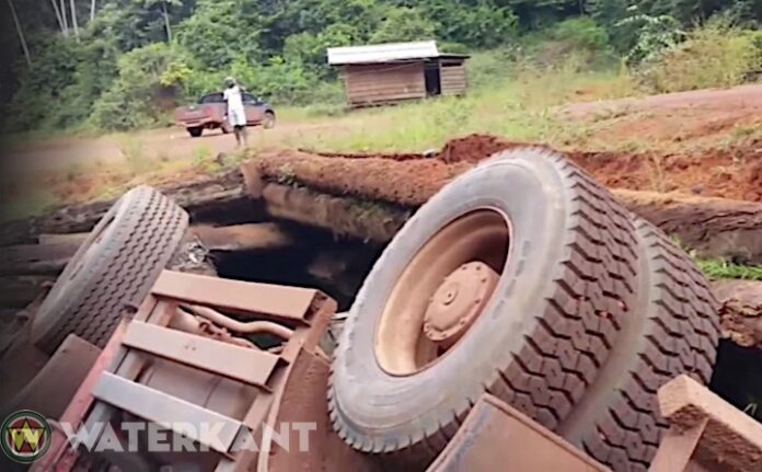 Vrachtwagen rolt van berg nadat remmen het begaven en eindigt bij kreek