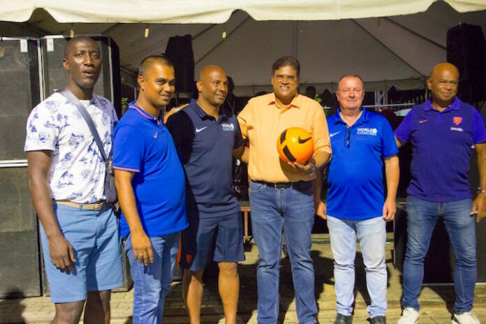 Oud profvoetballer Aaron Winter ontmoet VHP leider Santokhi in Suriname