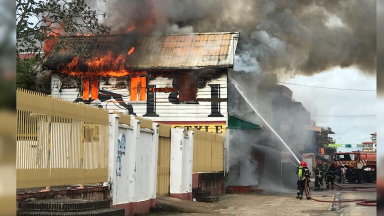 Winkel in brand aan de Zwartenhovenbrugstraat in Suriname