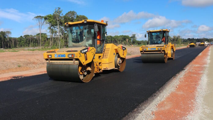 Eerste asfaltlaag op Nieuwe Highway in Suriname aangebracht