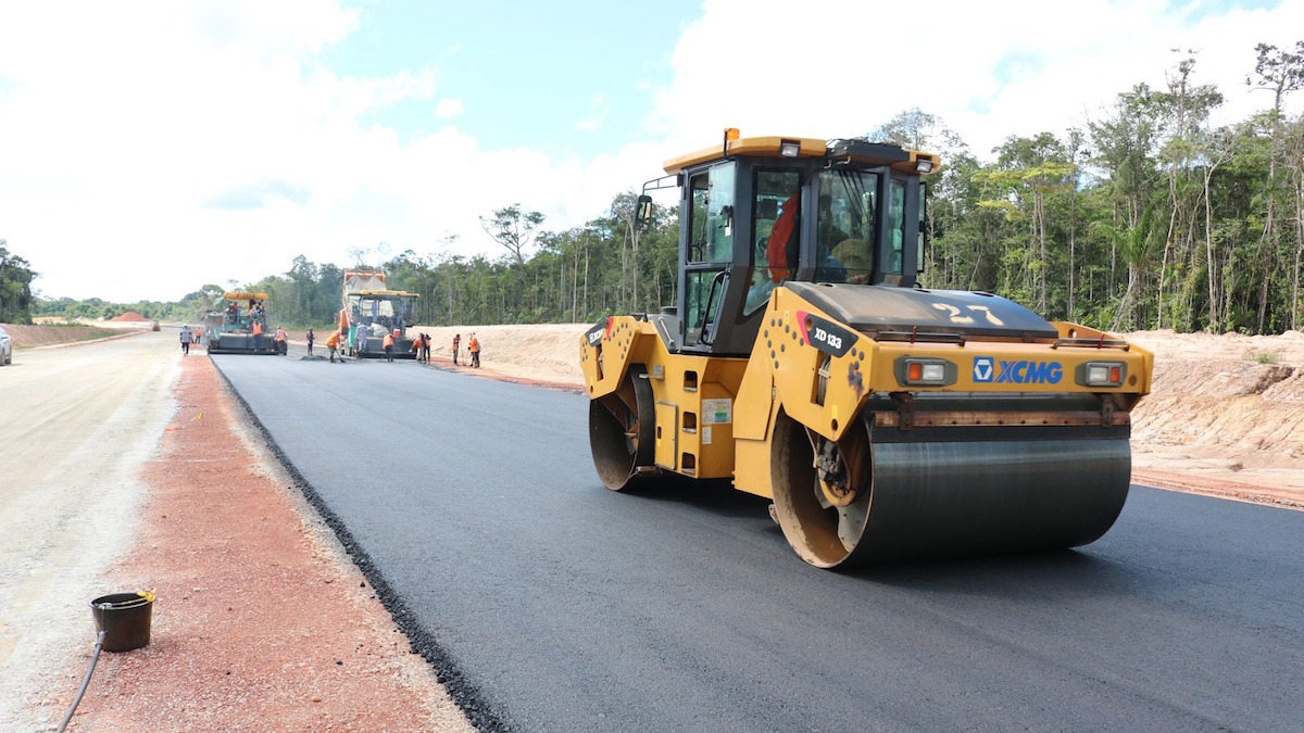 Eerste asfaltlaag op Nieuwe Highway in Suriname aangebracht - Waterkant