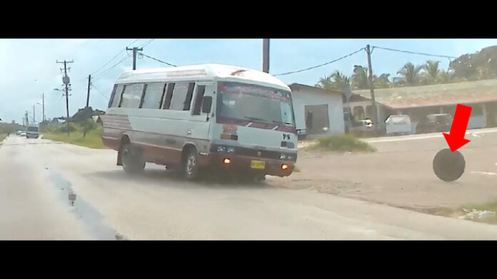 VIDEO: Surinaamse lijnbus verliest al rijdend voorwiel