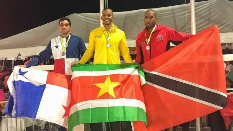 Zwemmer Renzo Tjon A Joe wint goud voor Suriname in Barbados