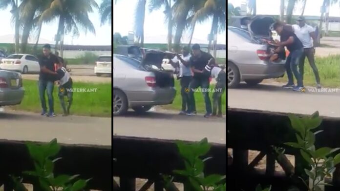 VIDEO: Agenten gooien jongeman in kofferbak en rijden weg